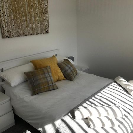 Property Hunter 25 Дарлингтън Екстериор снимка